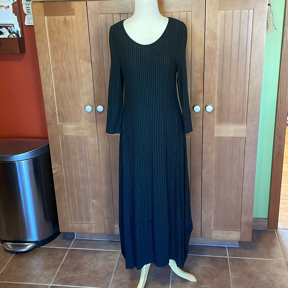 Kozan black & gray striped long dress. 3/4 sleeves NWT
Smalll.